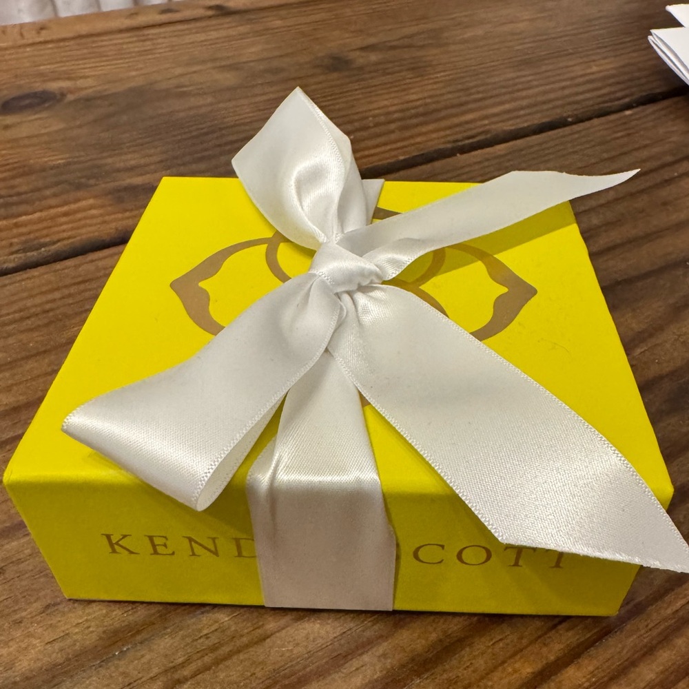 Kendra Scott Genevieve Necklace NWT with gift box